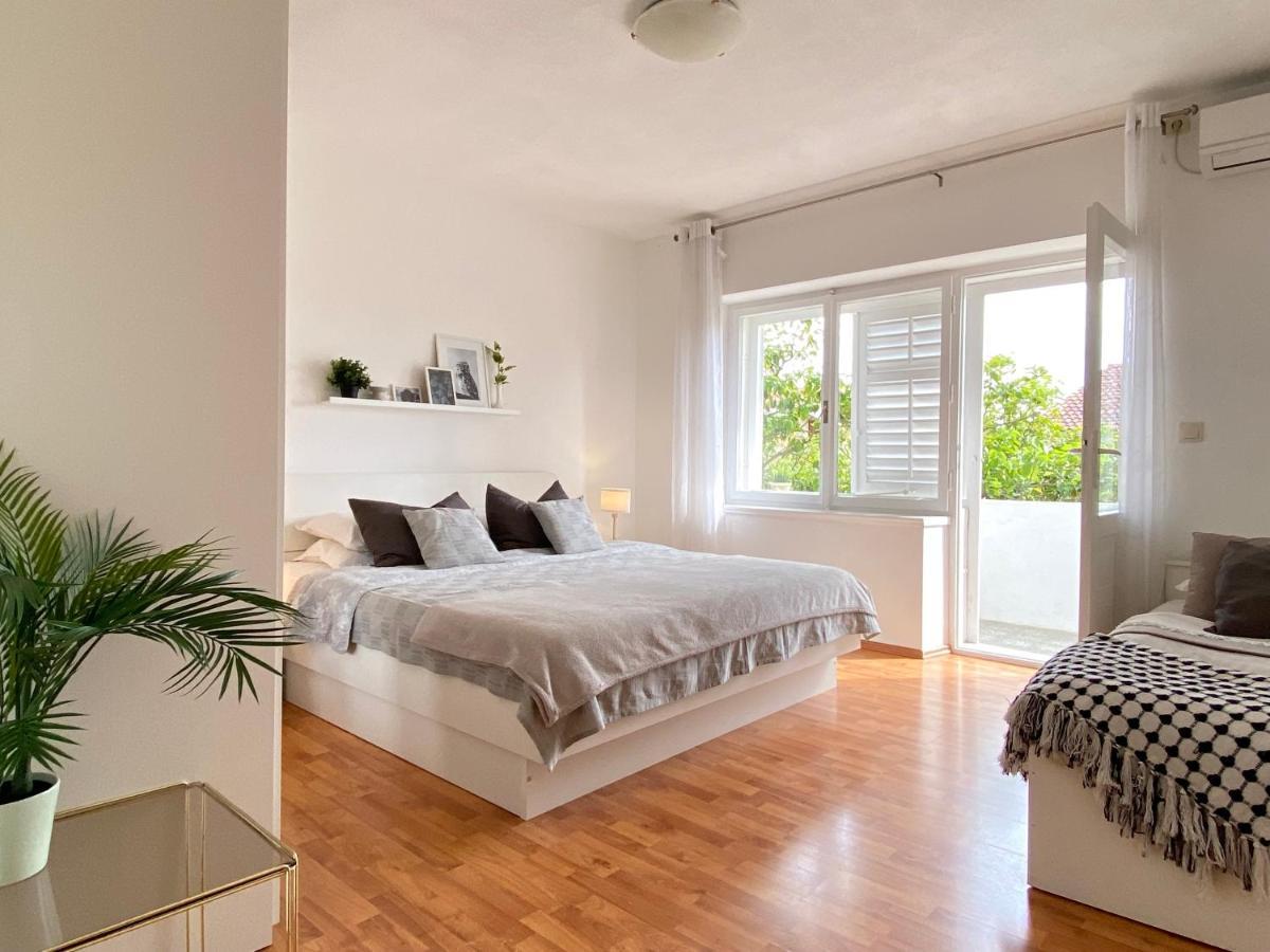 Apartman & Joy Of Life In *